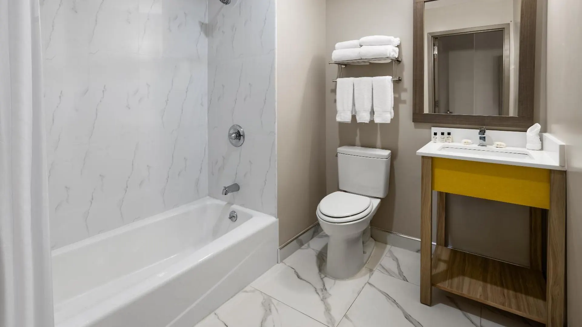 Days Inn By Wyndham Staten Island New York Hotel