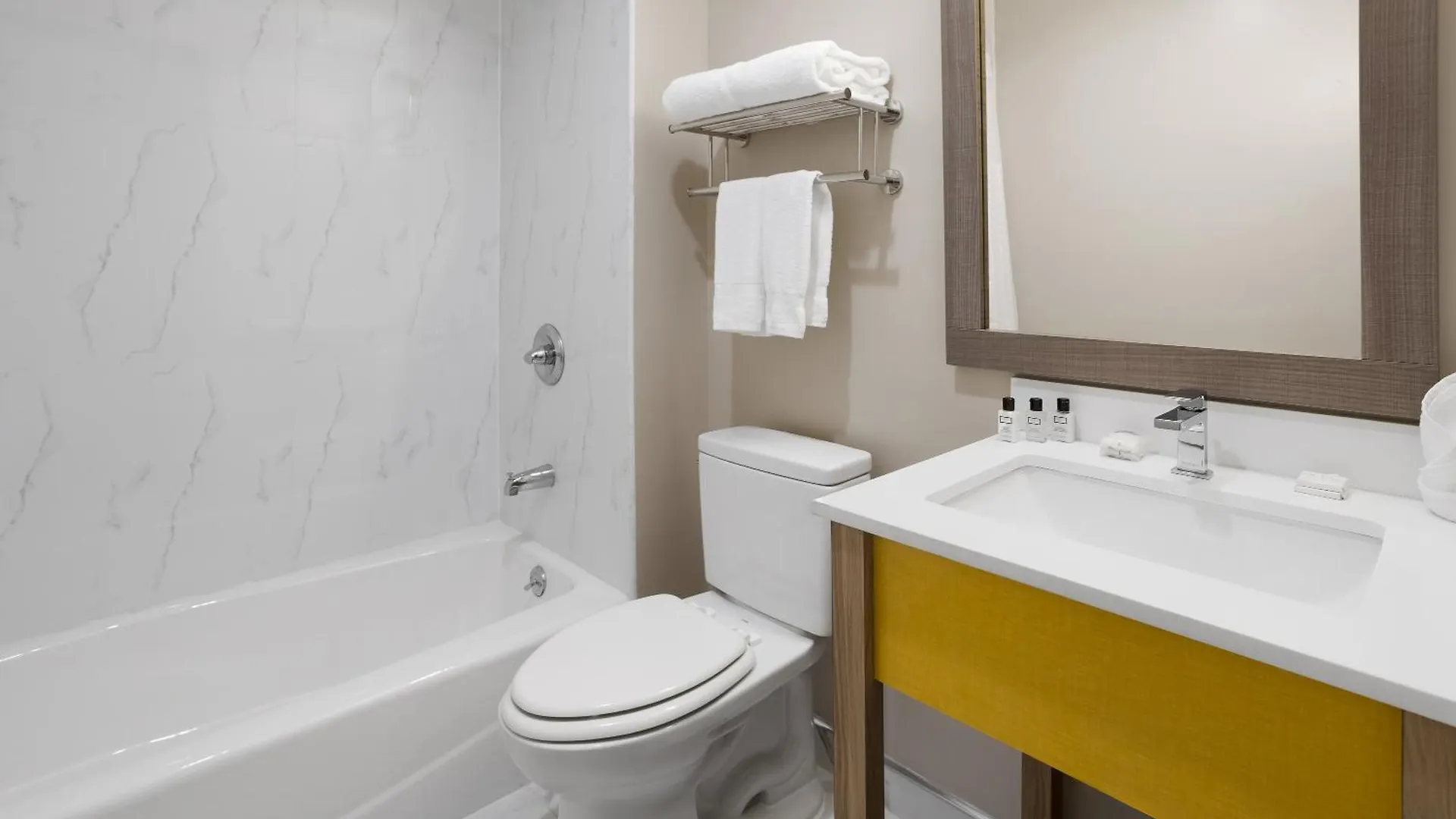 Days Inn By Wyndham Staten Island New York Hotel